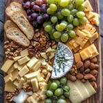 Perfecte borrelplank met kazen & druiven