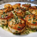 Gebakken sint-jakobsschelpen met knoflook