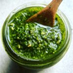 Huisgemaakte pesto met basilicum