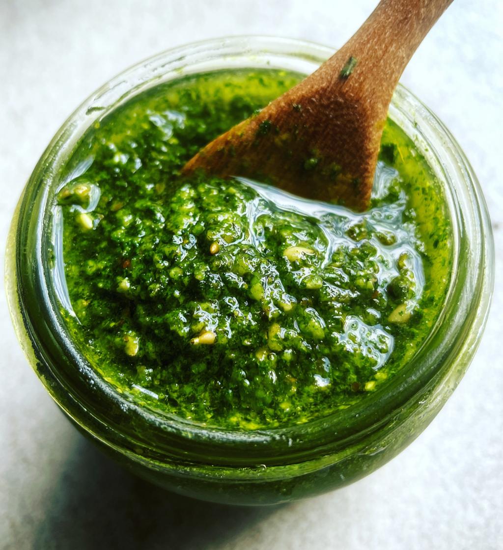 Huisgemaakte pesto met basilicum