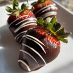 Pasen met chocolade bedekte aardbeien