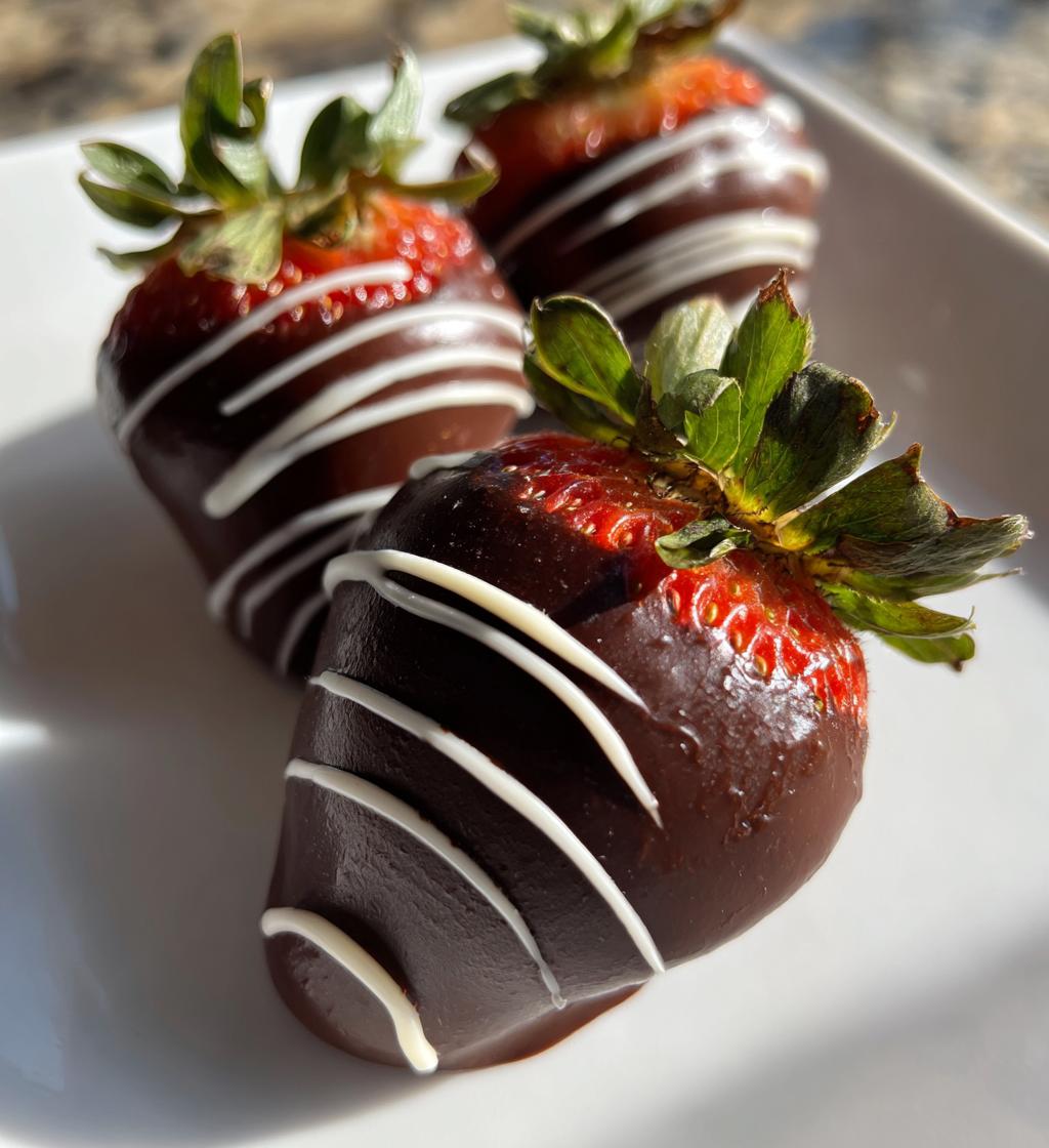 Pasen met chocolade bedekte aardbeien